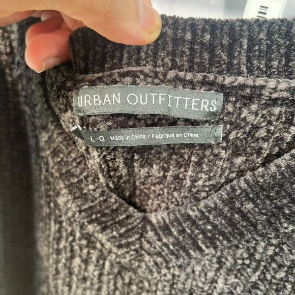 Urban Outfitters Soft Gray Cropped Long Sleeve V Neck Sweater Academia Large - Picture 4 of 5